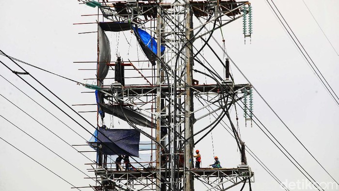 Sejumlah pekerja  menyelesaikan pembangunan Saluran Udara Tegangan Ekstra Tinggi (SUTET) di kawasan Penggilingan, Jakarta Timur, Selasa (14/12).