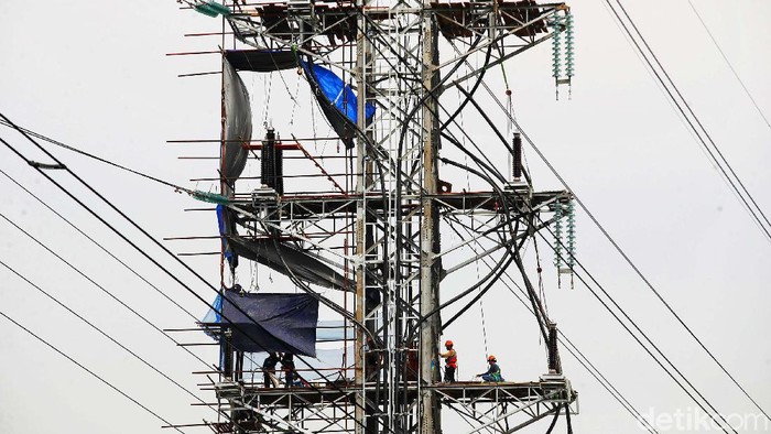 Pembangunan Sutet untuk Pasokan Listrik Jakarta Sejumlah pekerja menyelesaikan pembangunan Saluran Udara Tegangan Ekstra Tinggi (SUTET) di kawasan Penggilingan, Jakarta Timur, Selasa (14/12).