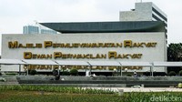 Pekerja memasang panel surya di Taman Energi di Kompleks Parlemen, Jakarta, Kamis (16/12/2021).
