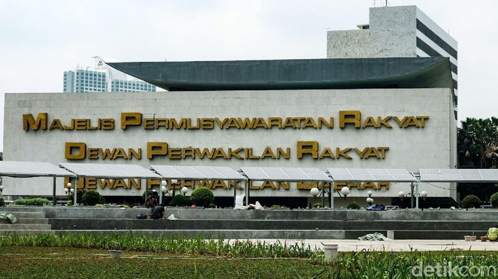 Pembangunan Taman Energi di DPR Selain proyek patung Garuda Pancasila, Kesetjenan DPR juga membangun Taman Energi di sisi utara Kompleks Parlemen, Jakarta. Terdapat panel surya di taman ini.