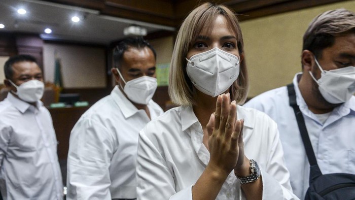 Terdakwa kasus narkoba Nia Ramadhani (kedua kanan) dan Ardi Bakrie (kedua kiri) berjalan meninggalkan ruangan usai menjalani sidang kasus penyalahgunaan narkoba di Pengadilan Negeri (PN) Jakarta Pusat, Jakarta, Kamis (16/12/2021). Sidang penyalahgunaan narkoba tersebut beragendakan pemeriksaan terdakwa. ANTARA FOTO/M Risyal Hidayat/aww.