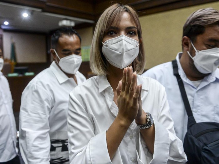 Terdakwa kasus narkoba Nia Ramadhani (kedua kanan) dan Ardi Bakrie (kedua kiri) berjalan meninggalkan ruangan usai menjalani sidang kasus penyalahgunaan narkoba di Pengadilan Negeri (PN) Jakarta Pusat, Jakarta, Kamis (16/12/2021). Sidang penyalahgunaan narkoba tersebut beragendakan pemeriksaan terdakwa. ANTARA FOTO/M Risyal Hidayat/aww.