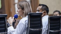 Nia Ramadhani menceritakan momentum kehilangan seorang ayah menjadikannya terpuruk sehingga mengkonsumsi narkoba.  