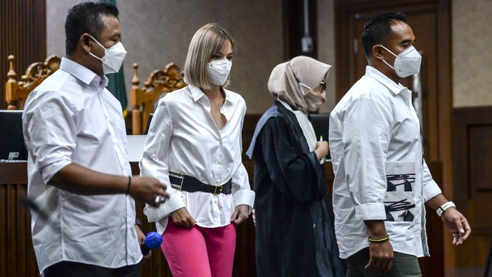 Terdakwa kasus narkoba Nia Ramadhani (kedua kanan) dan Ardi Bakrie (kedua kiri) berjalan meninggalkan ruangan usai menjalani sidang kasus penyalahgunaan narkoba di Pengadilan Negeri (PN) Jakarta Pusat, Jakarta, Kamis (16/12/2021). Sidang penyalahgunaan narkoba tersebut beragendakan pemeriksaan terdakwa. ANTARA FOTO/M Risyal Hidayat/aww.