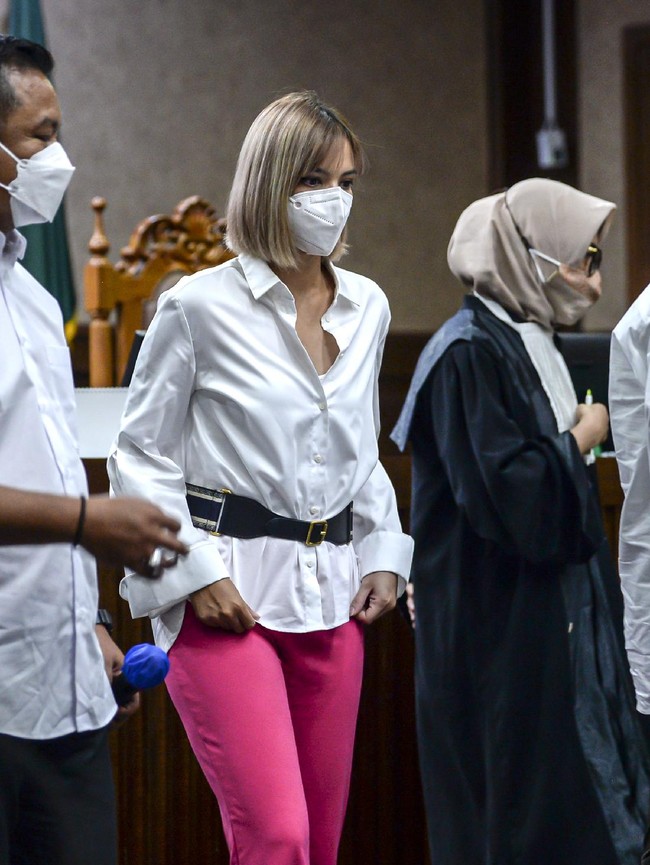Lagi-lagi penampilan Nia Ramadhani mencuri perhatian saat menjalani sidang lanjutan pada Kamis (16/12/2021). Ibu tiga anak ini terlihat mengenakan kemeja putih longgar dan celana fuschia serta belt hitam sebagai aksen. Foto: ANTARA FOTO/M RISYAL HIDAYAT