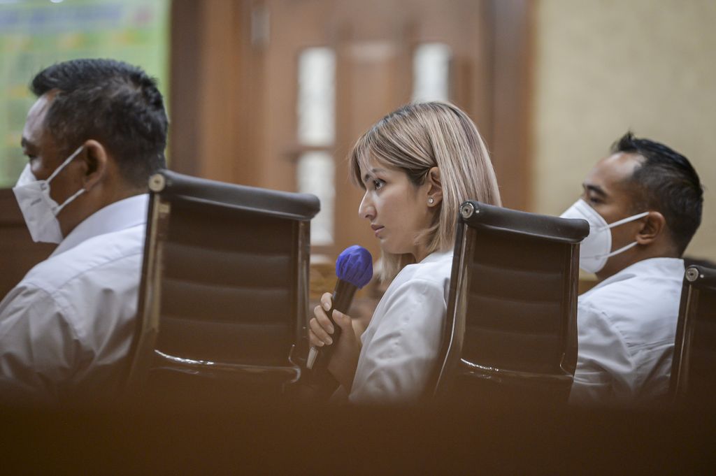 PEMERIKSAAN TERDAKWA NIA RAMADHANI DAN ARDI BAKRIE Terdakwa kasus narkoba Nia Ramadhani (kedua kanan) dan Ardi Bakrie (kedua kiri) berjalan meninggalkan ruangan usai menjalani sidang kasus penyalahgunaan narkoba di Pengadilan Negeri (PN) Jakarta Pusat, Jakarta, Kamis (16/12/2021). Sidang penyalahgunaan narkoba tersebut beragendakan pemeriksaan terdakwa. ANTARA FOTO/M Risyal Hidayat/aww.