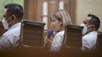 Nia Ramadhani bercerita saat ia berulang tahun pada April 2021, saat itulah ia pertama kali mengonsumsi sabu.  