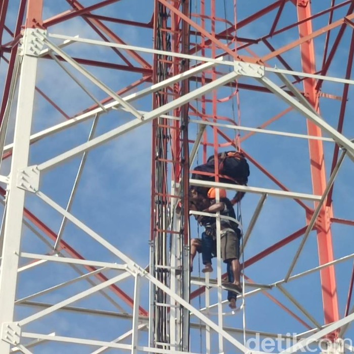 pemuda di probolinggo naik tower gegara diputus pacar