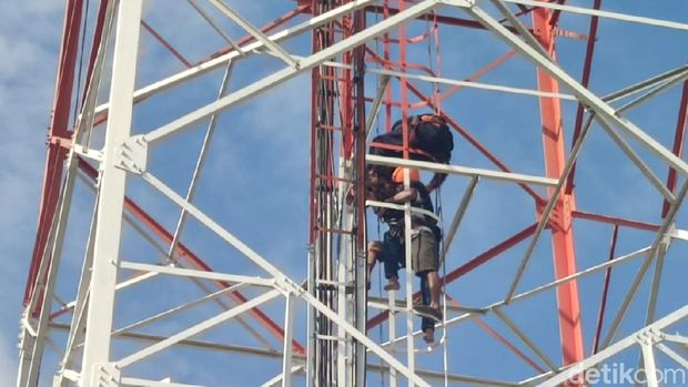 pemuda di probolinggo naik tower gegara diputus pacar