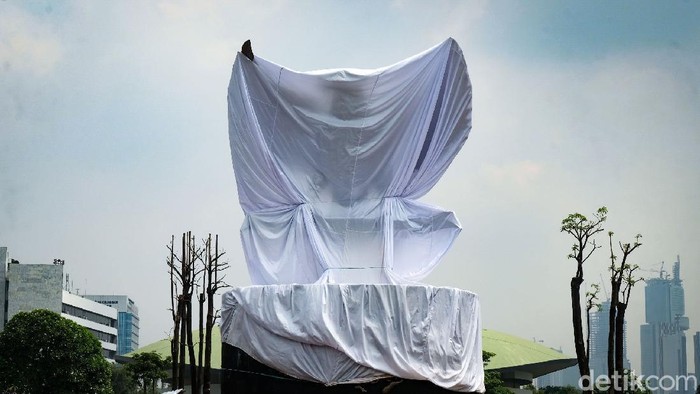 Kesetjenan DPR membangun Patung Garuda Pancasila di Kompleks Parlemen, Jakarta. Proyek ini menelan biaya sekitar Rp 700 juta.