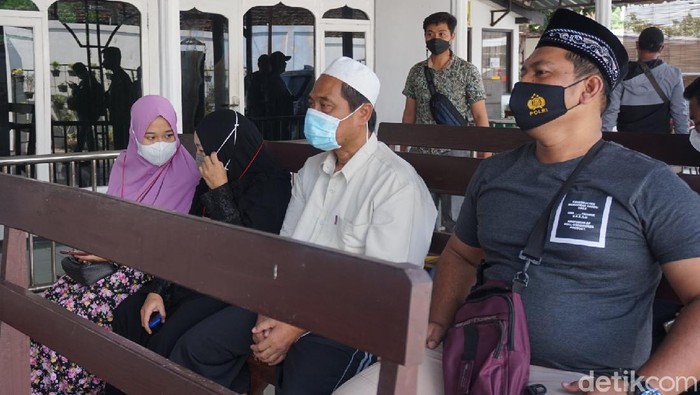 Penanganan kasus pengasuh Ponpes di Mojokerto AM (52) yang memerkosa dan mencabuli 4 santriwati terus bergulir. Hari ini, polisi menyerahkan tersangka dan barang bukti ke jaksa.