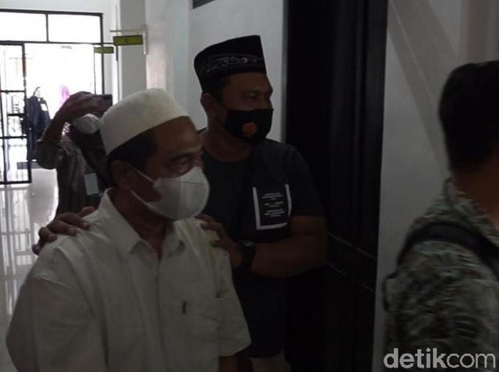 Pengasuh Ponpes di Mojokerto AM (52) yang memerkosa dan mencabuli 4 santriwati bakal lolos dari hukuman kebiri kimia. Jaksa akan menuntut hukuman bagi AM ditambah sepertiga dari ancaman pidana maksimal.