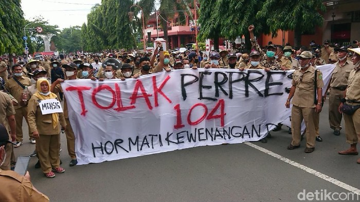perangkat desa trenggalek berunjuk rasa