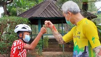 Ganjar yang bertemu dengan Yudha langsung bertanya soal perjalanannya gowes dari Cilacap-Semarang yang jaraknya 250 km. Ia pun memuji keberanian dan tekat Yudha.