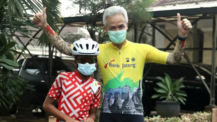 Pesepeda SMP yang Gowes Cilacap-Semarang Bertemu Ganjar Bocah SMP yang gowes dari Cilacap akhirnya sampai di Kota Semarang. Dia juga bisa bertemu dengan Gubernur Jawa Tengah Ganjar Pranowo sesuai harapannya.