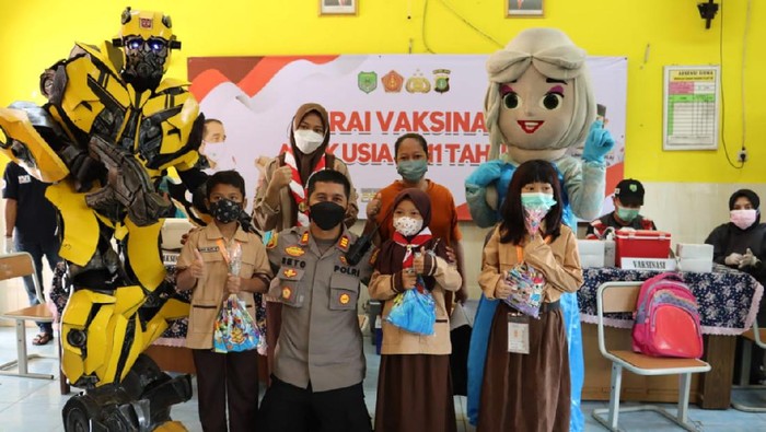 Polisi membawa badut Elza dan Transformer demi vaksinasi anak usia 6-11 tahun