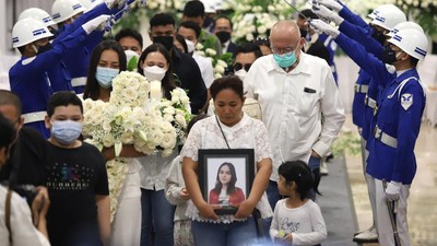 Tangis Keluarga Iringi Prosesi Kremasi Jenazah Laura Anna