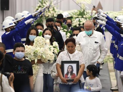 Tangis Keluarga Iringi Prosesi Kremasi Jenazah Laura Anna