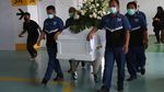Tangis Keluarga Iringi Prosesi Kremasi Jenazah Laura Anna