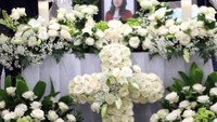 Keluarga mencoba ikhlas melepas kepergian Laura Anna. Foto: Palevi/detikcom