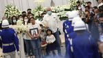 Tangis Keluarga Iringi Prosesi Kremasi Jenazah Laura Anna