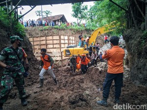 2 Pekerja yang Tewas dalam Ambruknya Proyek Jembatan di Ponorogo Dievakuasi