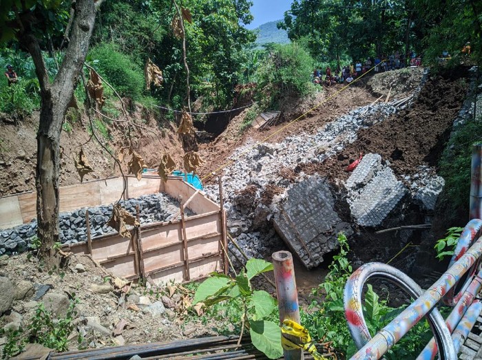 Proyek Jembatan di ponorogo Tiba-Tiba Ambruk, Dua Pekerja Meninggal Dunia
