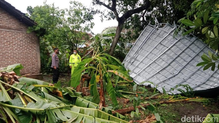 Puting beliung menerjang Kabupaten Madiun pada Rabu (15/12). Ada 507 rumah dan 8 fasilitas umum yang rusak, serta 7 orang terluka.