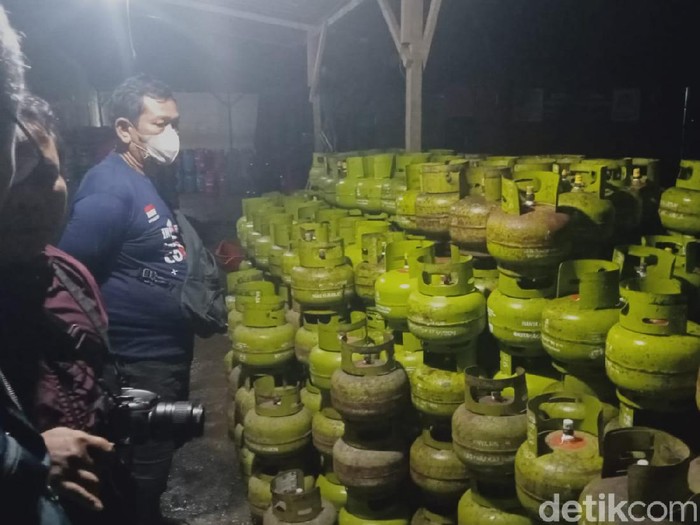 Ratusan tabung gas elpiji disita dari gudang yang digerebek polisi di Jepara, Kamis (16/12/2021).