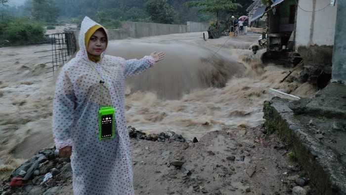 Rumah dan tanggul jebol akibat luapan sungai Cidurian di Bogor
