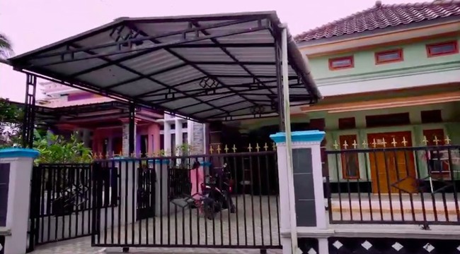 Terlihat pula rumah-rumah dengan desain yang lebih modern. Rumah tersebut dicat dengan warna yang lebih terang dan mencolok. (Foto: YouTube/Jejak Bang Ibra)