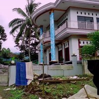 Ibra sempat mampir ke rumah seorang warga desa tersebut. Rumah berlantai dua itu memiliki pilar yang dihiasi motif langit berwarna biru. (Foto: YouTube/Jejak Bang Ibra)