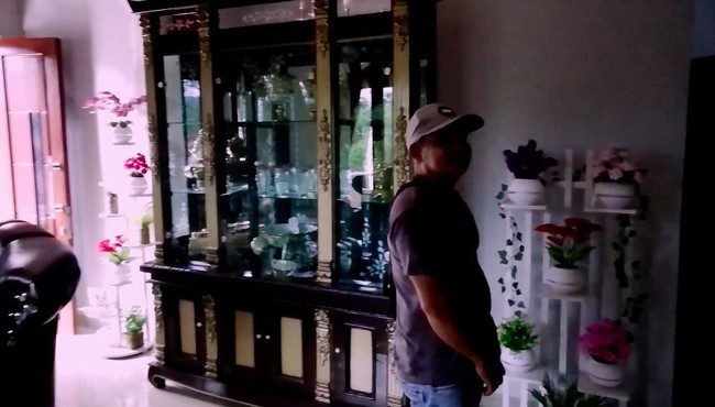 Pemilik rumah tersebut adalah anak Pak Syarif Purbaya. Tampak interior bergaya klasik memenuhi rumah. Pak Syarif mengatakan, anaknya bekerja sebagai pedagang kain di Tanah Abang. (Foto: YouTube/Jejak Bang Ibra)