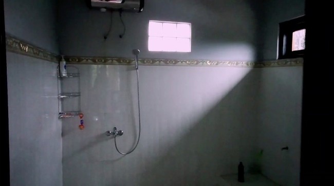 Kamar mandi rumahnya cukup luas dan dilengkapi water heater. (Foto: YouTube/Jejak Bang Ibra)
