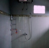 Kamar mandi rumahnya cukup luas dan dilengkapi water heater. (Foto: YouTube/Jejak Bang Ibra)