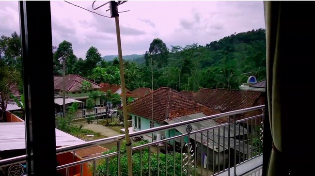 Dari lantai dua, penghuni dapat melihat pemandangan sekitaran desa. (Foto: YouTube/Jejak Bang Ibra)