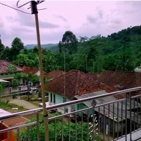 Dari lantai dua, penghuni dapat melihat pemandangan sekitaran desa. (Foto: YouTube/Jejak Bang Ibra)