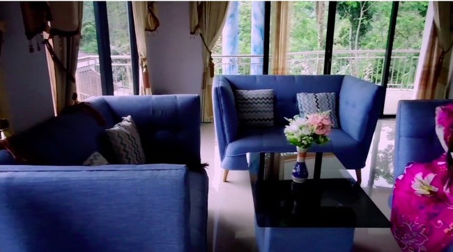 Di lantai dua, terdapat beberapa kamar dan ruangan untuk bersantai. Suasana lebih terasa kasual dengan sofa berdesain modern. (Foto: YouTube/Jejak Bang Ibra)