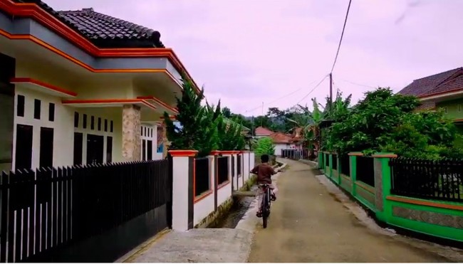 Penampakan deretan rumah besar di Desa Jambu. (Foto: YouTube/Jejak Bang Ibra)