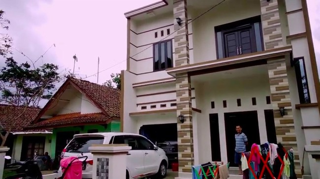 Ibra juga mengunjungi rumah warga lainnya. Rumah ini milik keponakan Bapak Terawan. Sehari-hari keponakan saya kerja sebagai pedagang sembako di Bandung. (Foto: YouTube/Jejak Bang Ibra)