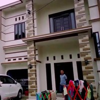 Ibra juga mengunjungi rumah warga lainnya. Rumah ini milik keponakan Bapak Terawan. Sehari-hari keponakan saya kerja sebagai pedagang sembako di Bandung. (Foto: YouTube/Jejak Bang Ibra)
