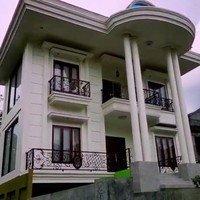 Seorang YouTuber bernama Ibra berbagi pengalamannya mengunjung sebuah desa bernama Jambu di Cilacap, Jawa Tengah. Desa tersebut penuh dengan rumah mewah. Salah satunya rumah ini yang bergaya klasik dan ditopang pilar besar bak istana. (Foto: YouTube/Jejak Bang Ibra)