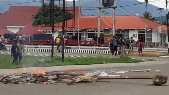 Sejumlah warga warga Kecamatan Ransiki. Manokwari Selatan memblokade jalur trans Papua Barat karena ketidakpuasan atas meninggalnya seorang kepala kampung. (ANTARA/HANS ARNOLD KAPISA)