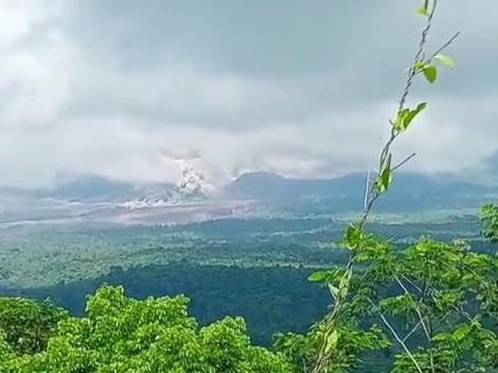 Semeru kembali erupsi jelang kedatangan wapres
