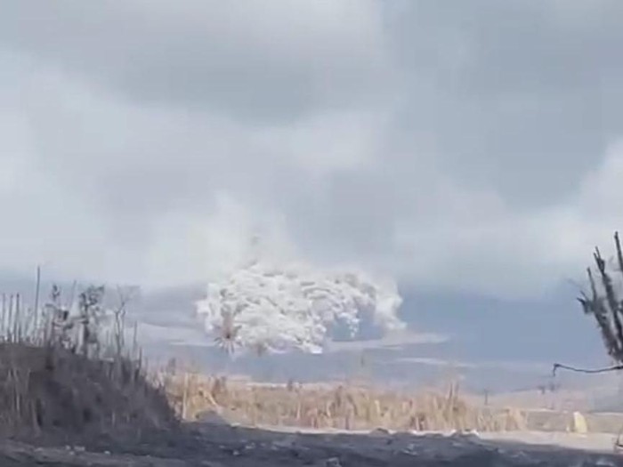 Semeru luncurkan guguran awan panas jelang kedatangan wapres