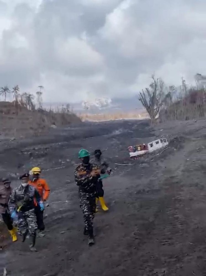 Semeru luncurkan guguran awan panas jelang kedatangan wapres