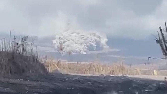 Semeru luncurkan guguran awan panas jelang kedatangan wapres