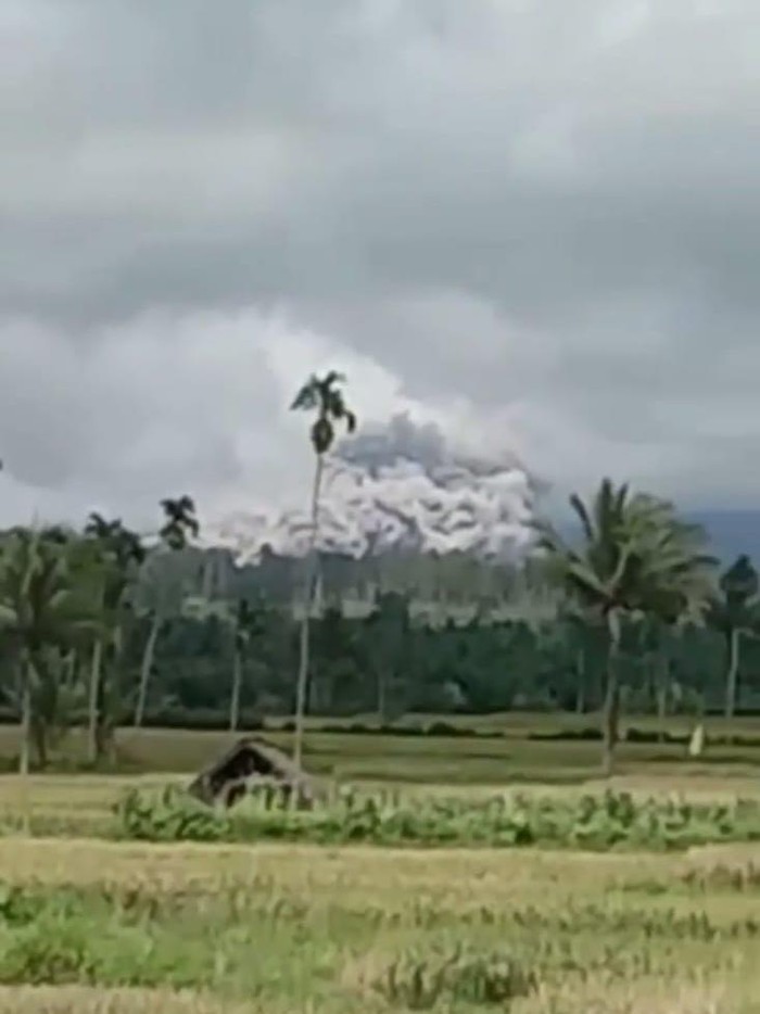 Semeru luncurkan guguran awan panas jelang kedatangan wapres