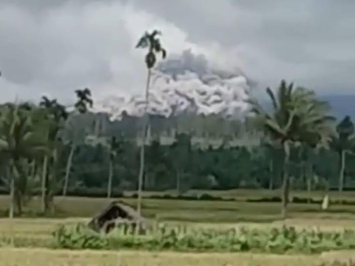 Semeru luncurkan guguran awan panas jelang kedatangan wapres