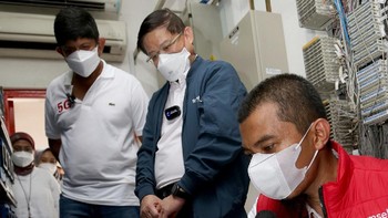 Direktur Information Technology Bharat Alva (kiri) dan Direktur Planning & Transformation Wong Soon Nam (kanan) melakukan pengecekan langsung perangkat jaringan di Surabaya.